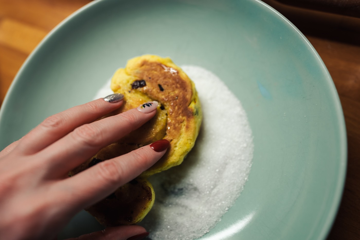 dipping lussekatter in sugar