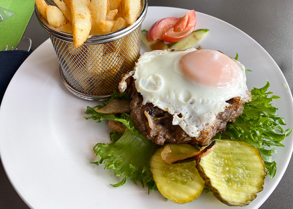 karbonader with fried egg