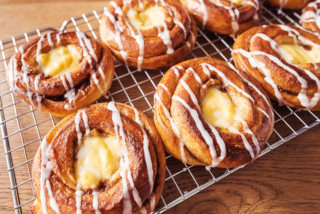 drizzling icing on solskinnsboller