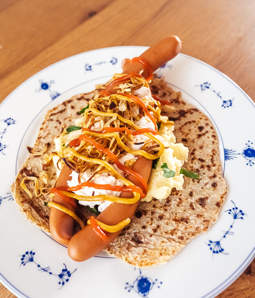 Tunnsbrödrulle Swedish hotdogs in lomper