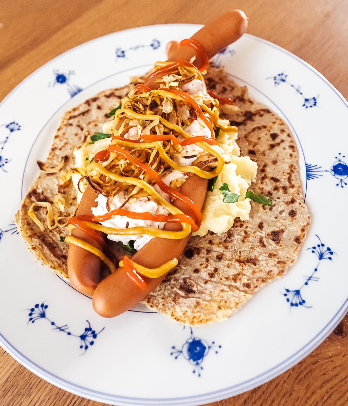 Tunnsbrödrulle Swedish hotdogs in lomper