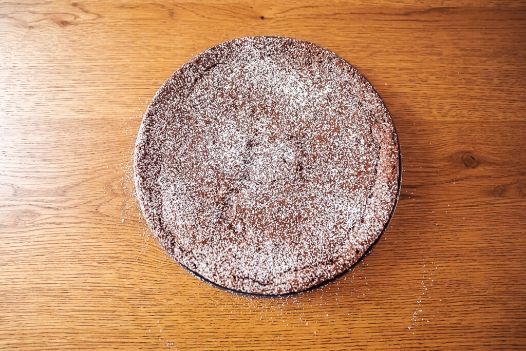 kladdkaka sticky chocolate cake with powdered sugar