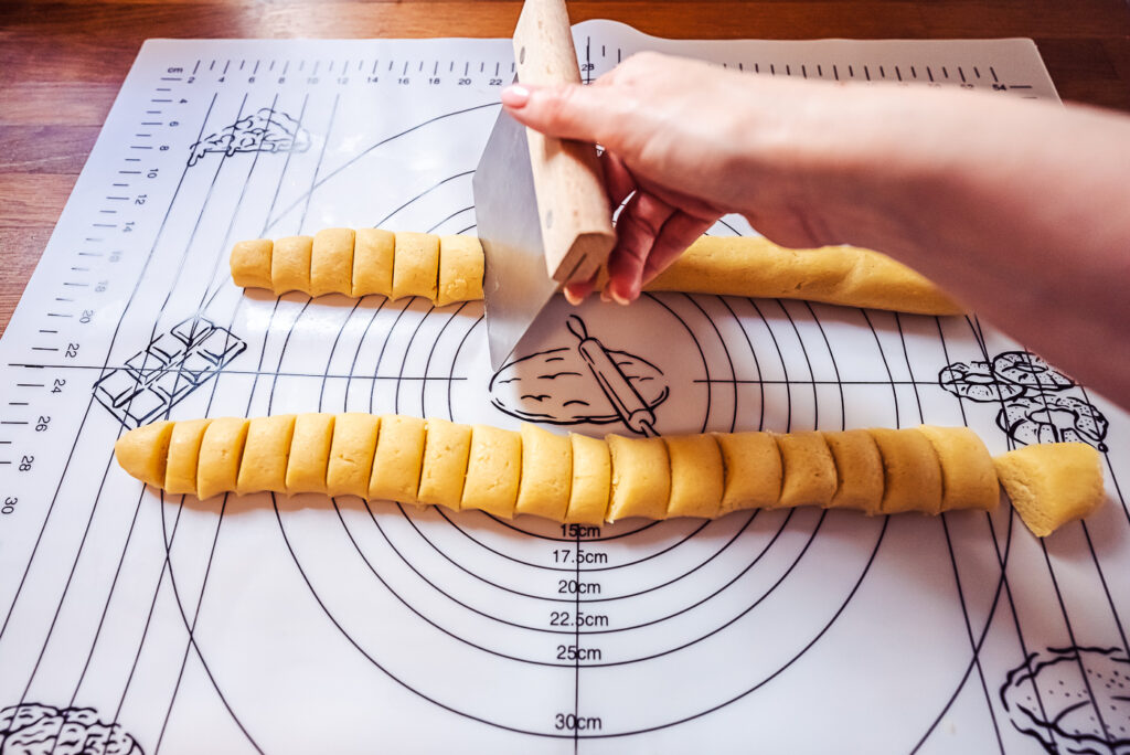slicing dough for serinakaker