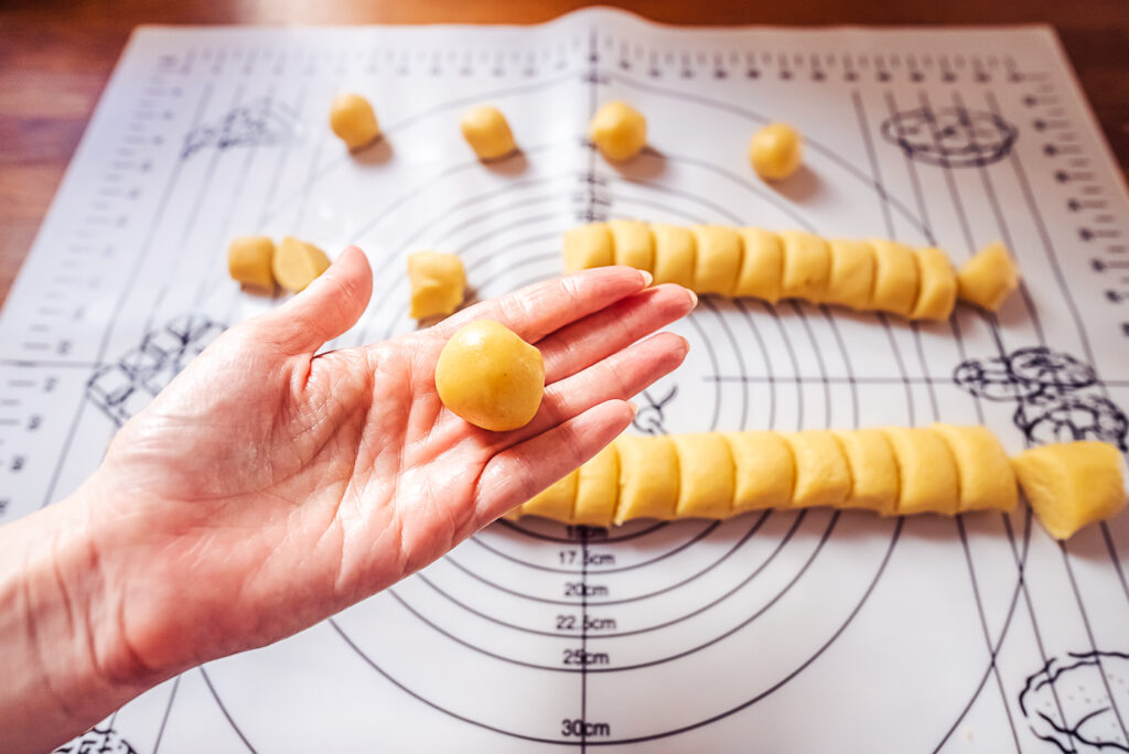 rolling serinakaker dough