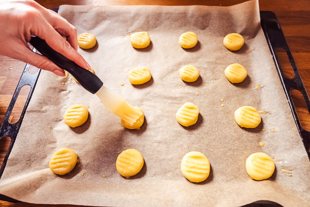 brushing serinakaker with egg wash