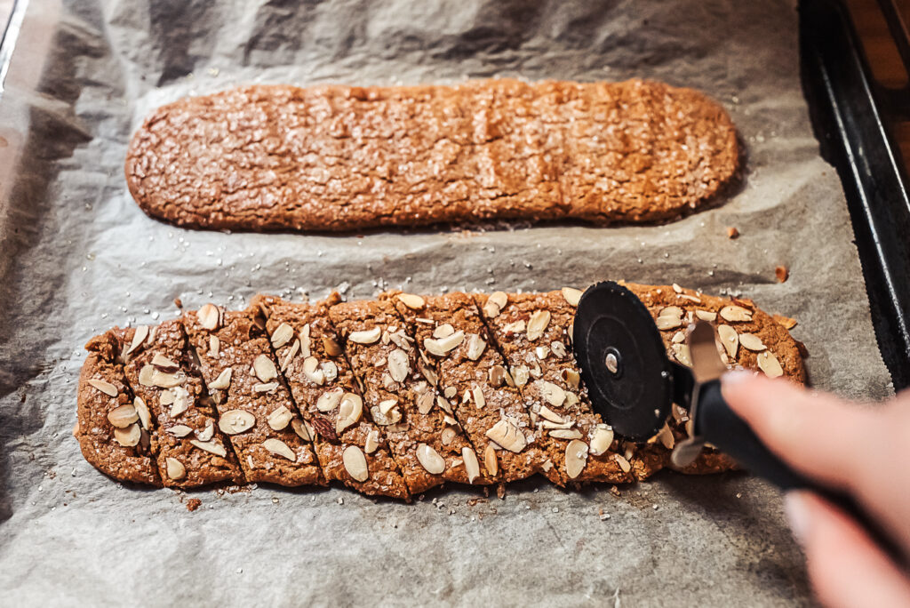 slicing brune pinner cookies