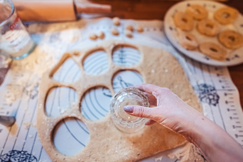 cutting smultringer doughnuts