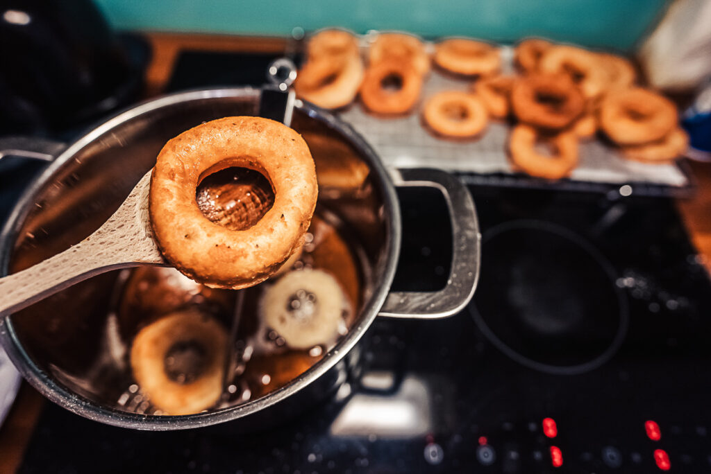 frying smultringer doughnuts