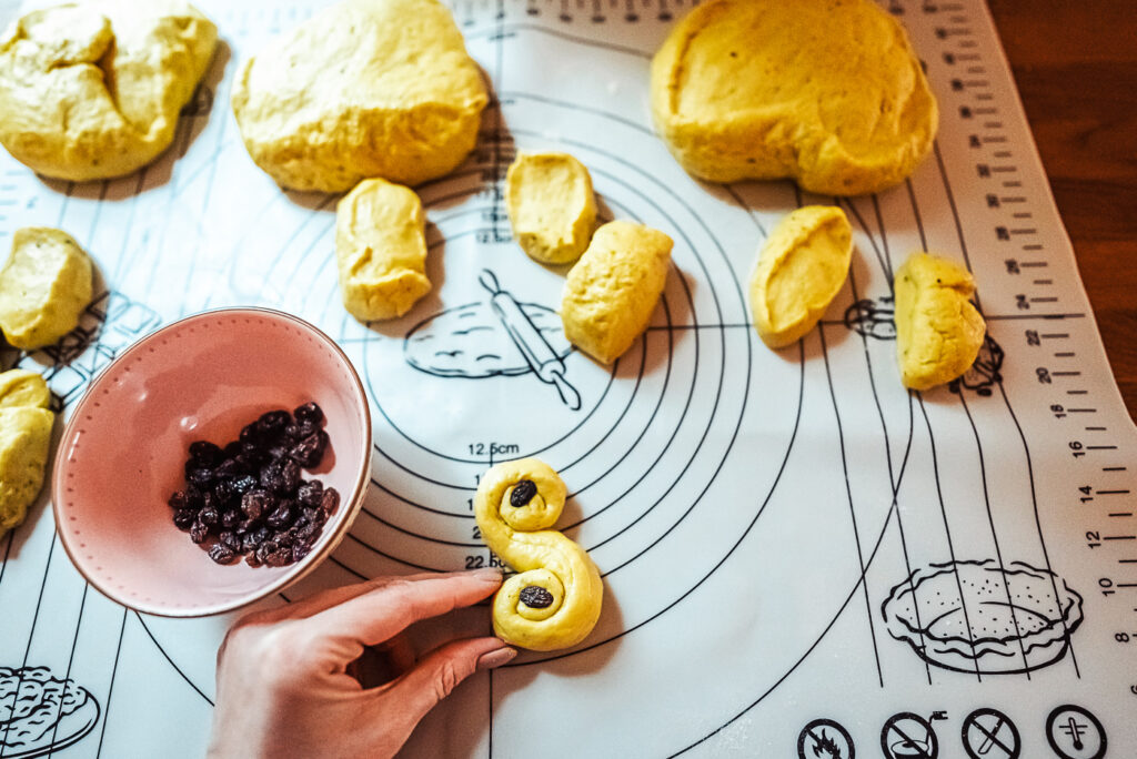 shaping lussekatter st lucia buns