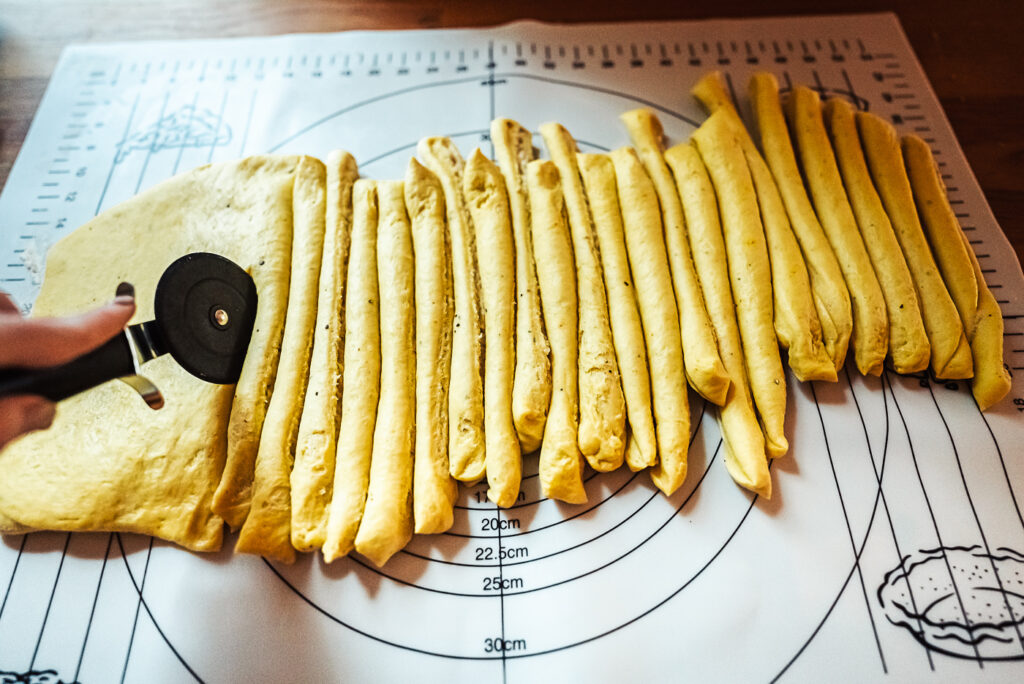 slicing st lucia buns