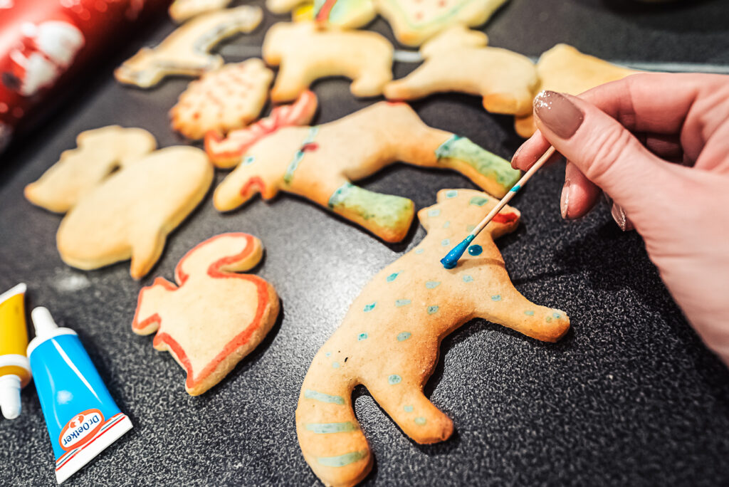 decorating kakemenn with food coloring