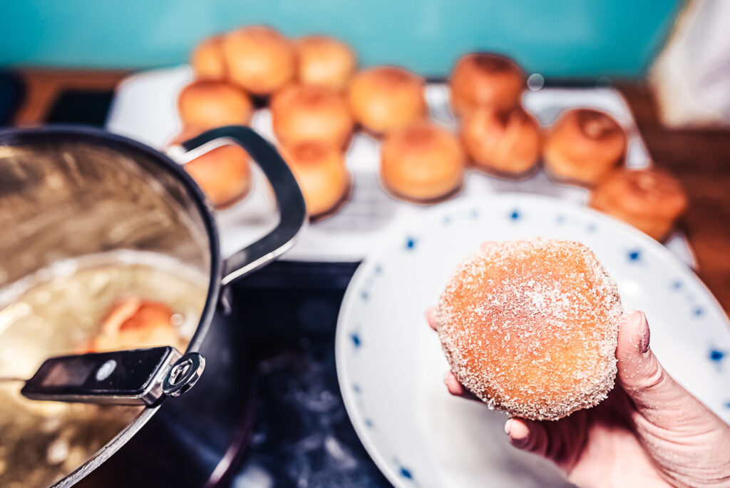 rolling solboller in sugar