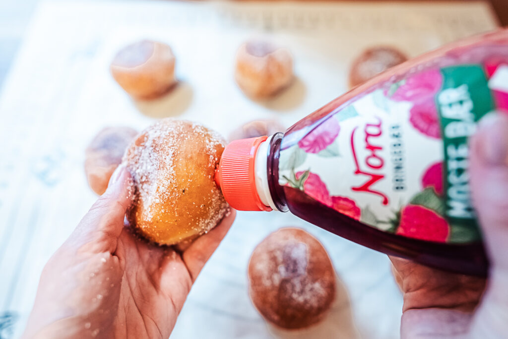 filling solboller with raspberry jam