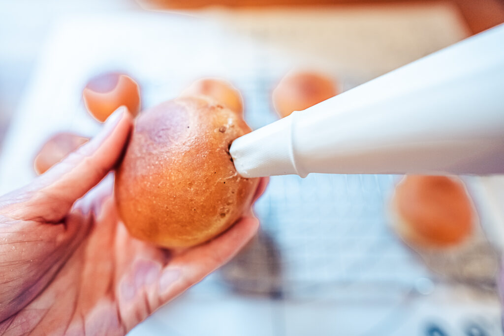 filling solboller with vanilla cream