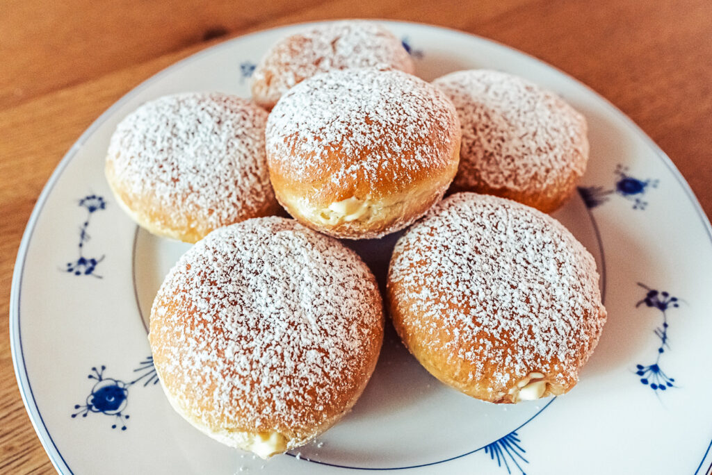 solboller filled with vanilla cream