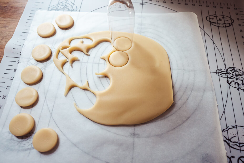 cutting marzipan flødeboller bases