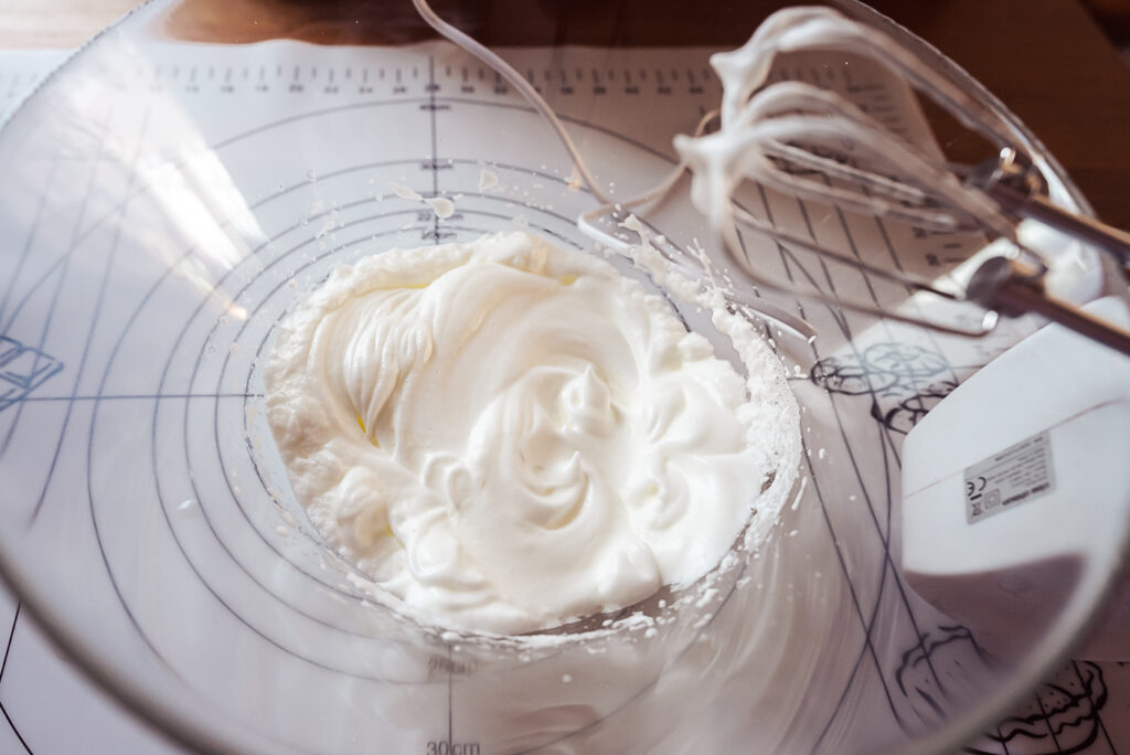 whipping egg whites for flødeboller