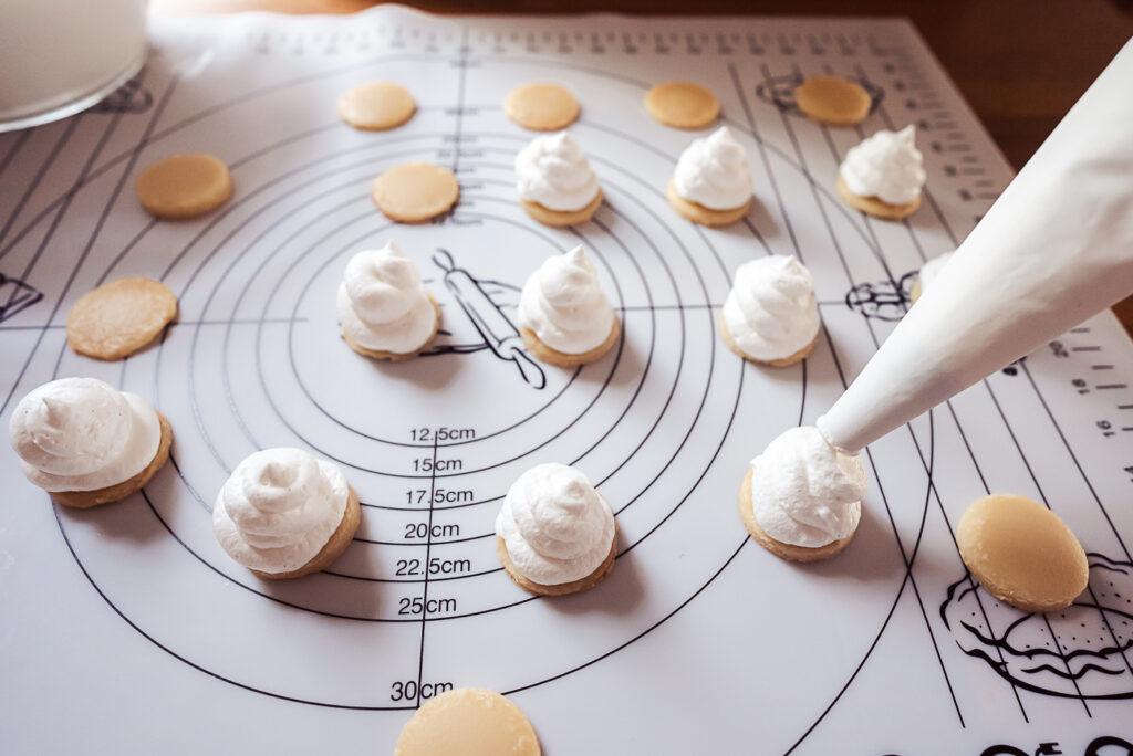 piping flødeboller cream