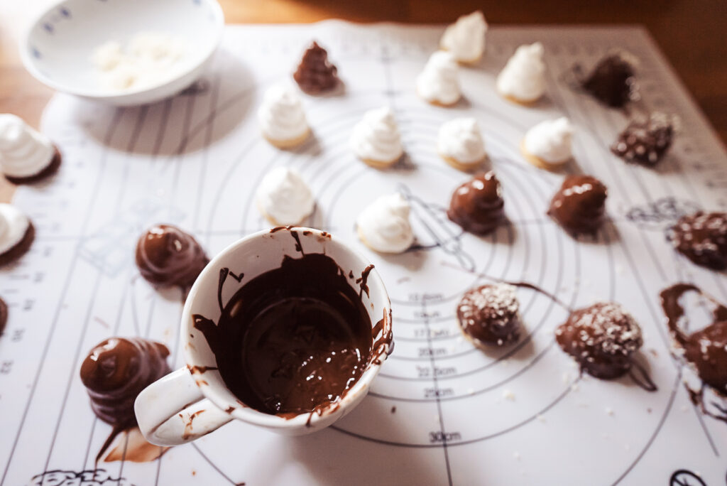 dipping flødeboller in chocolate