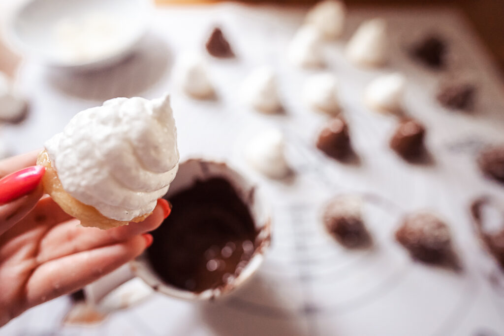 dipping flødeboller in chocolate
