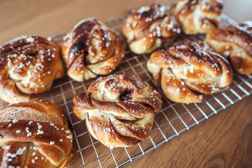 kanelbullar cooling on wire rack