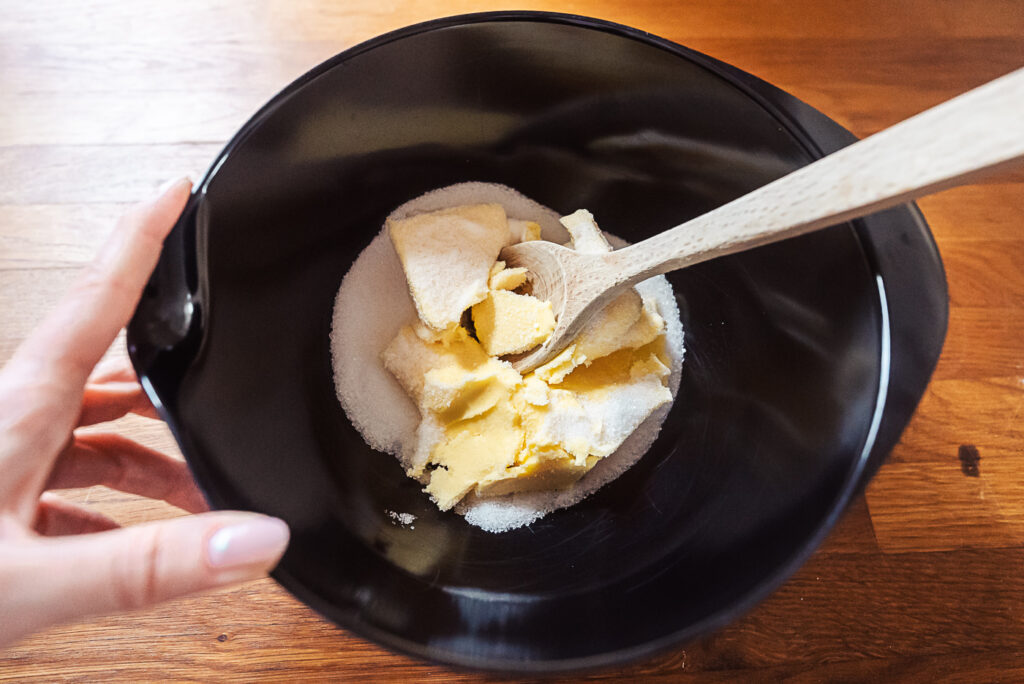 making eplekake batter