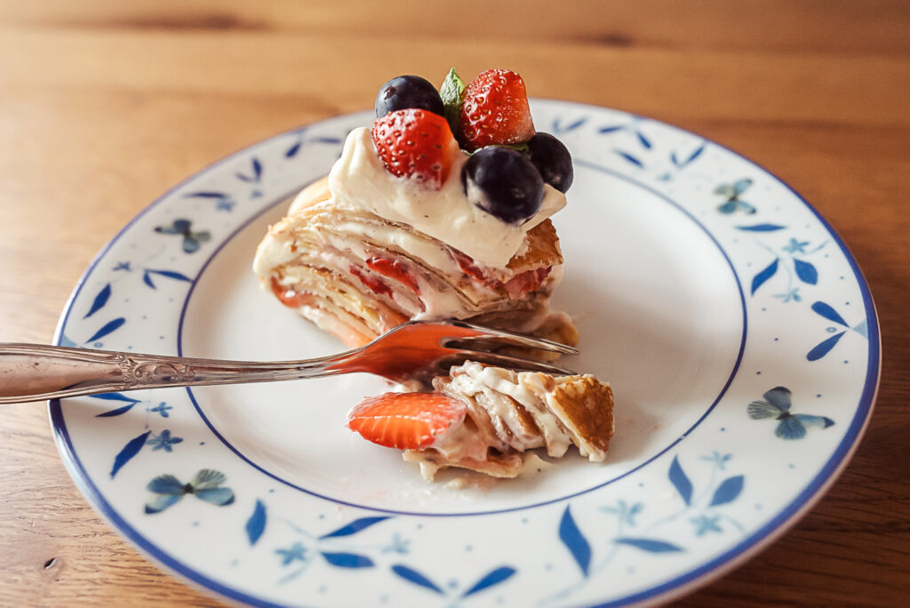 slice of Pannkakstårta