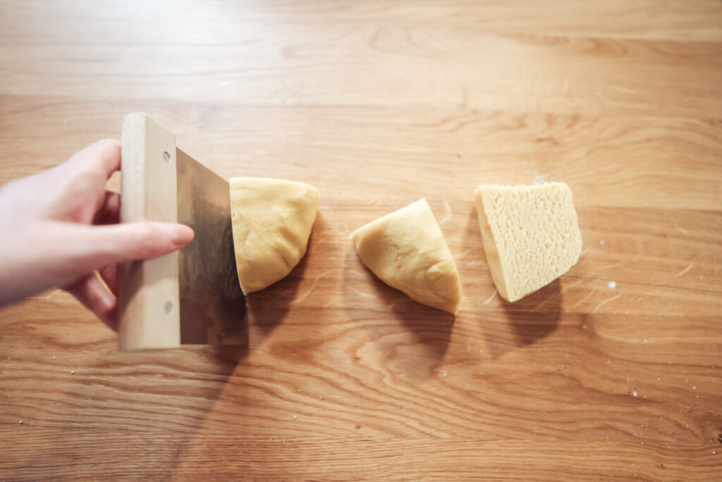 cutting kolasnittar cookie dough