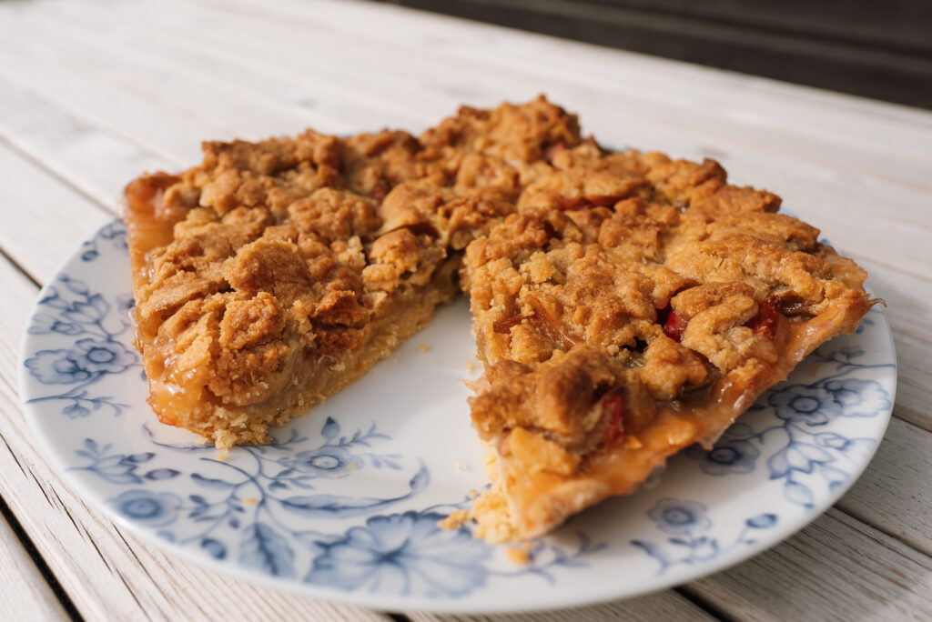Norwegian rhubarb pie with crumble topping